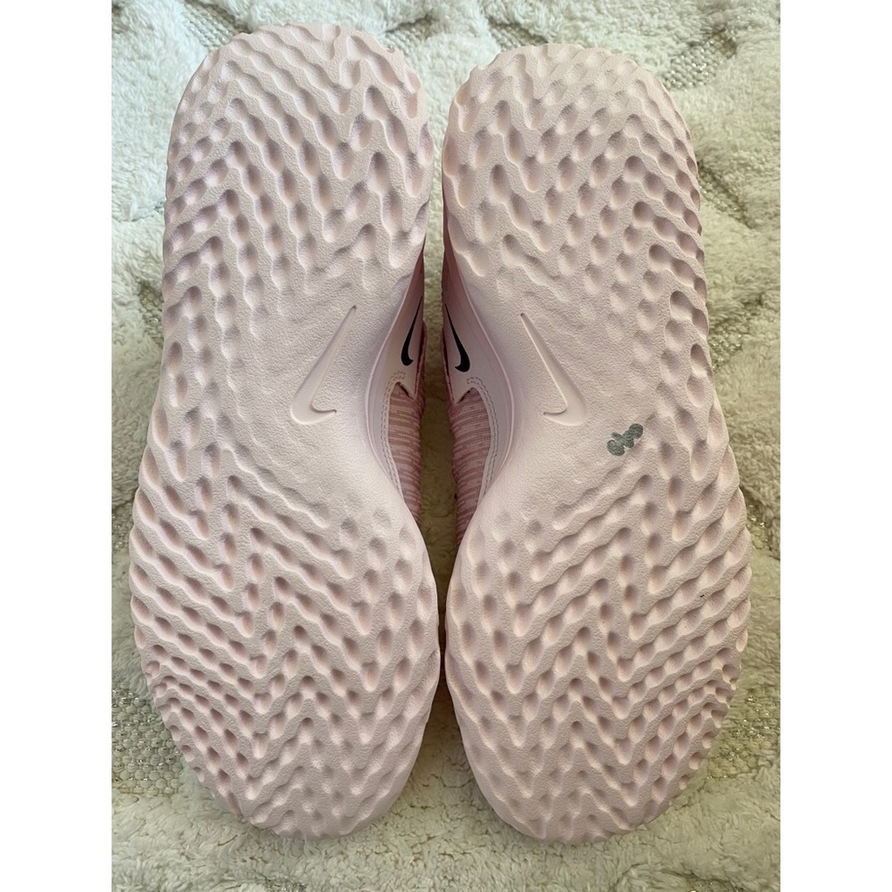 {Women’s} Nike Renew Arena Lace-Up Running Shoes - Picture 3 of 5